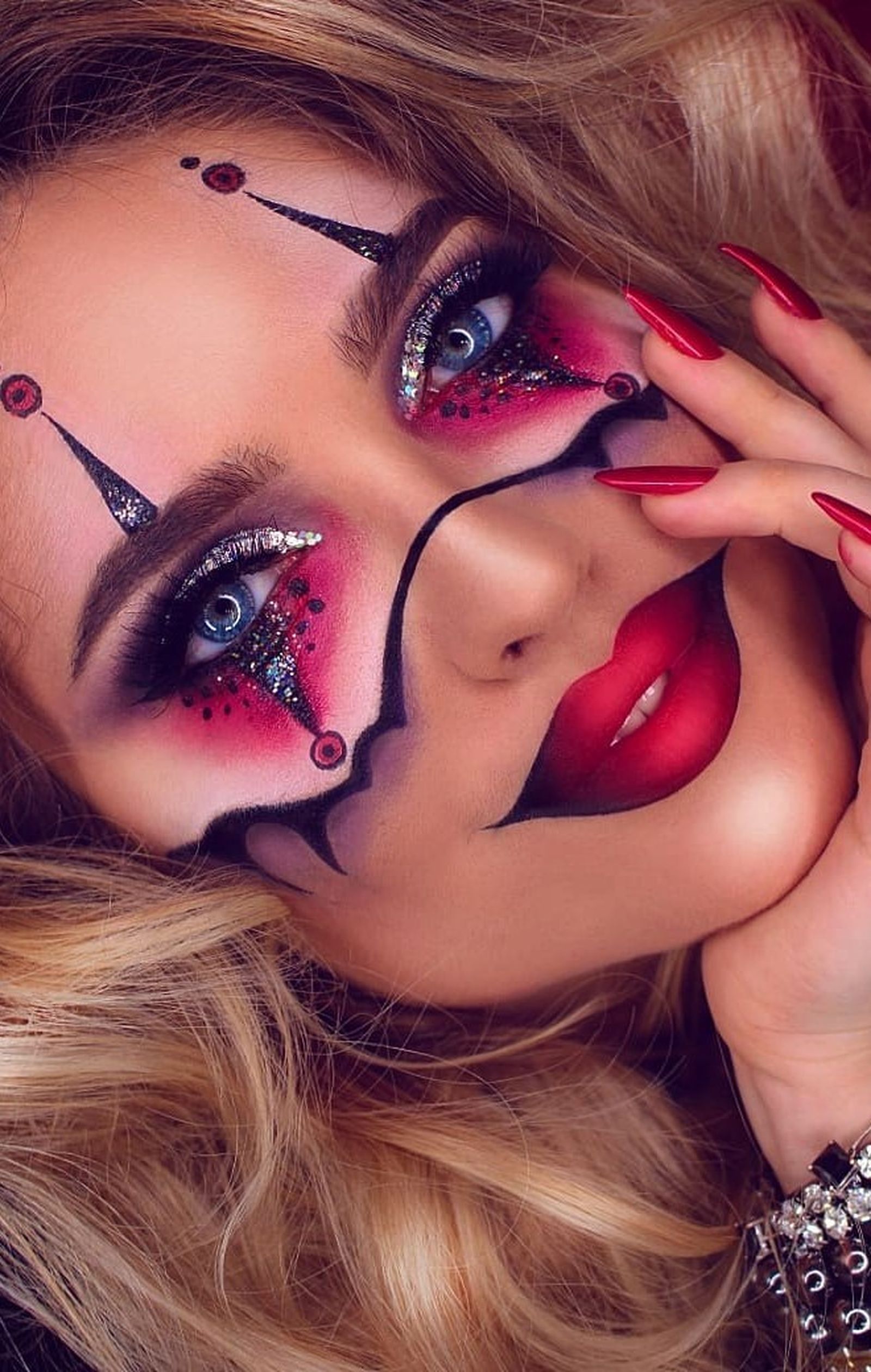 Maquillaje siniestro de arlquín, de @osennyaya_kate