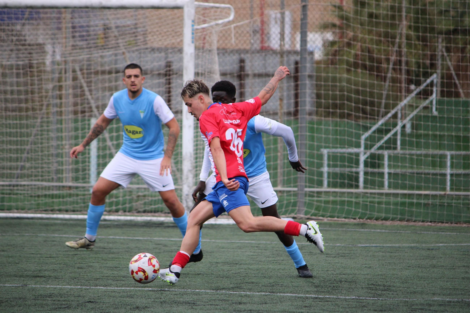El almeriense Antoñito en plena ejecución de un disparo durante el encuentro de la pasada jornada ante el Poli El Ejido.