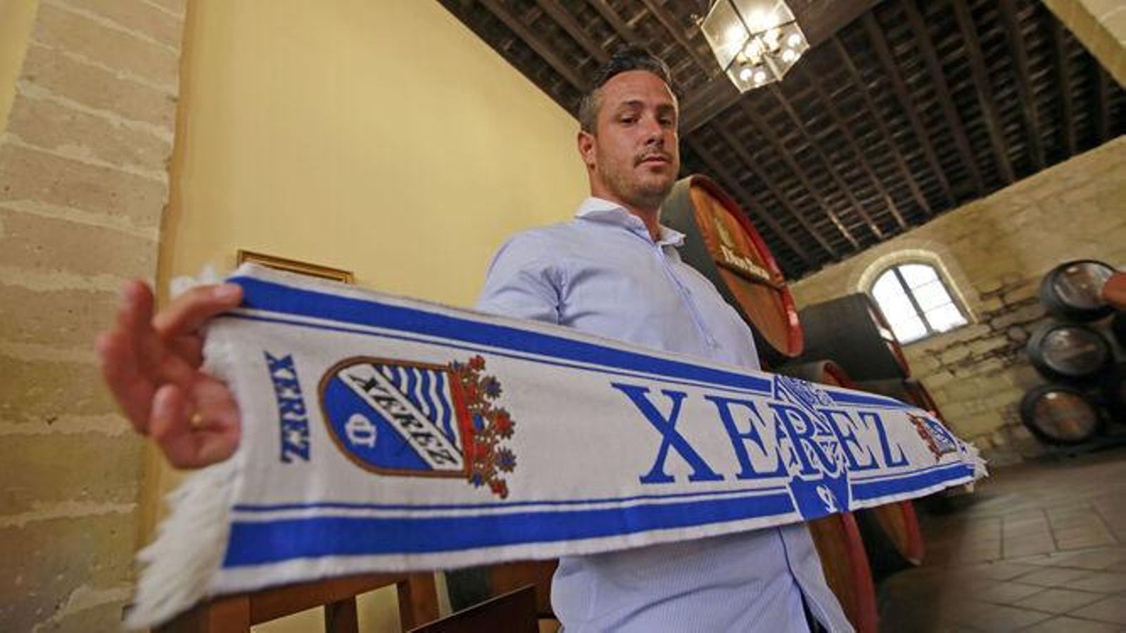 Juan Díaz posa con una bufanda del Xerez CD. Juan Díaz posa con una bufanda del Xerez CD.