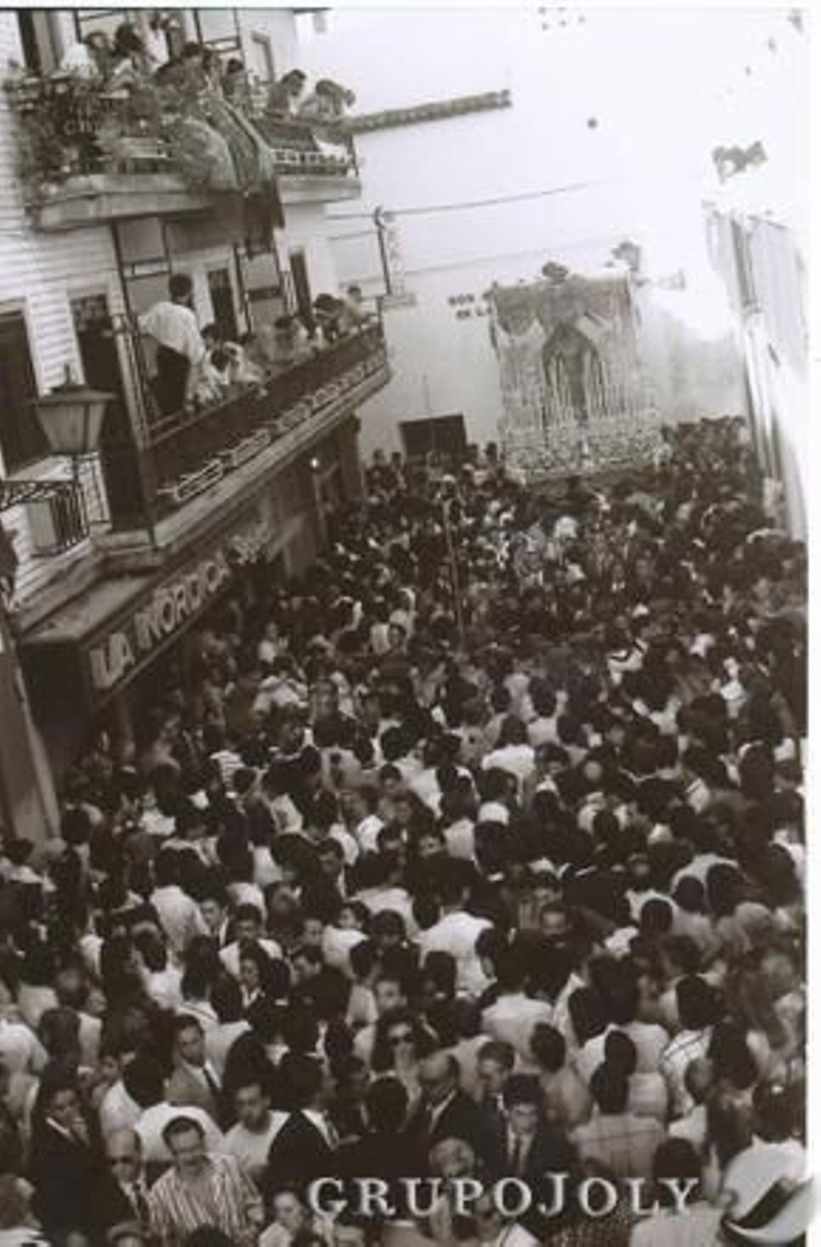 La Virgen, camino de la Catedral por la calle Alcázares.

Foto: Jesús Martín Cartaya