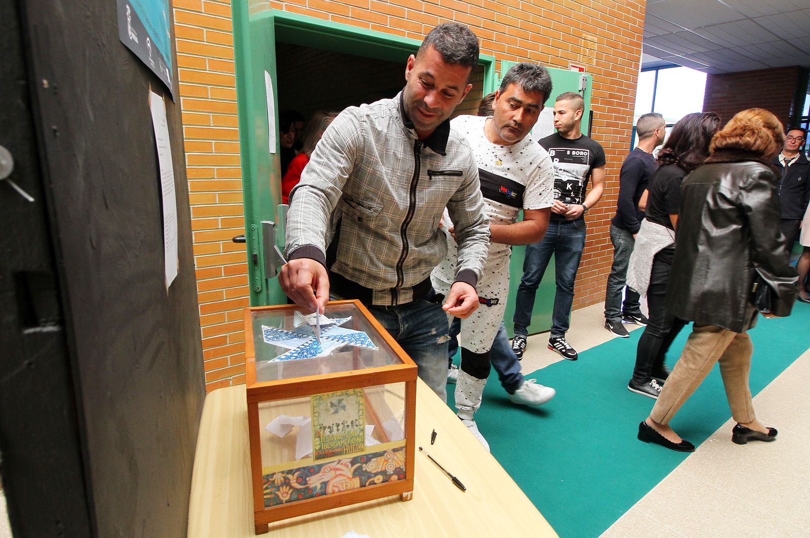 Imágenes de la entrega a Francisco Regueira del Premio Cine y Valores de Huelva Información