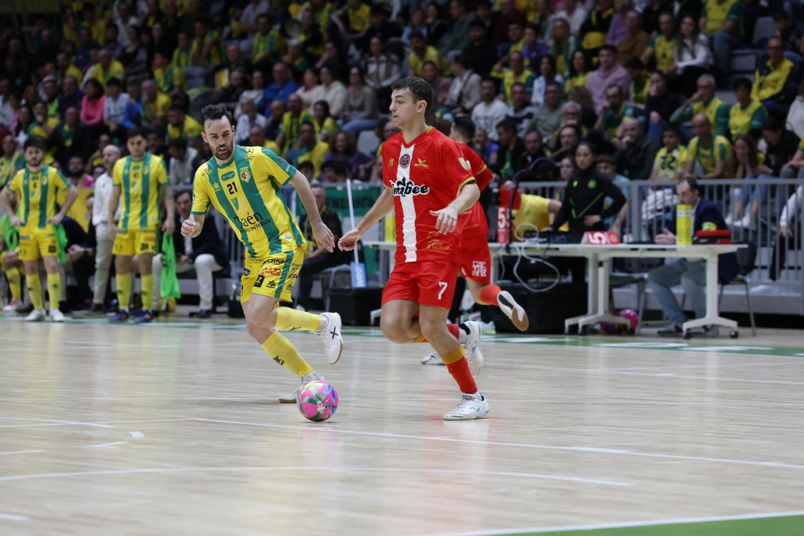 Míchel, autor del gol amarillo, defiende una acción melonera.