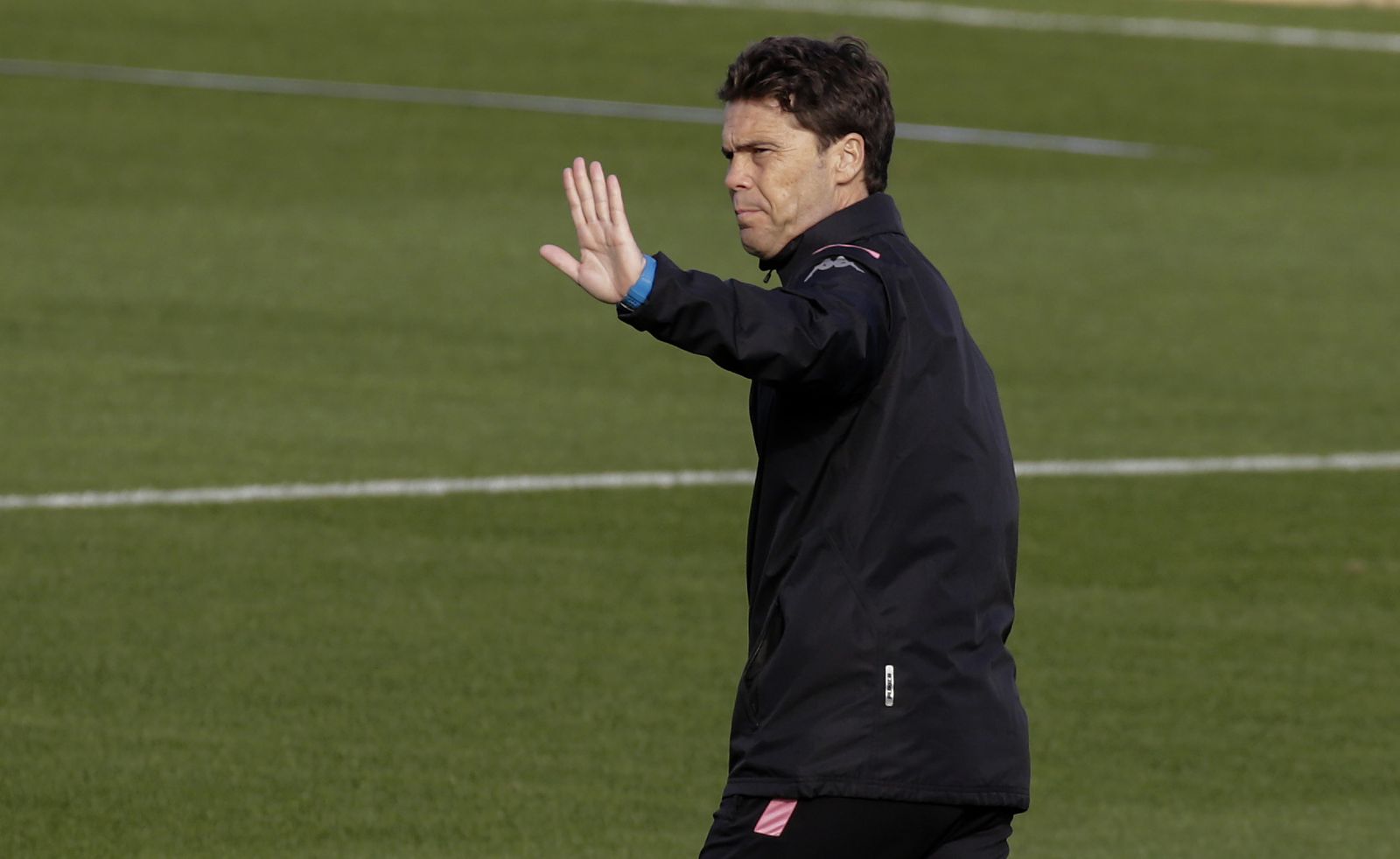 Rubi realiza un gesto a sus ayudantes durante el entrenamiento.