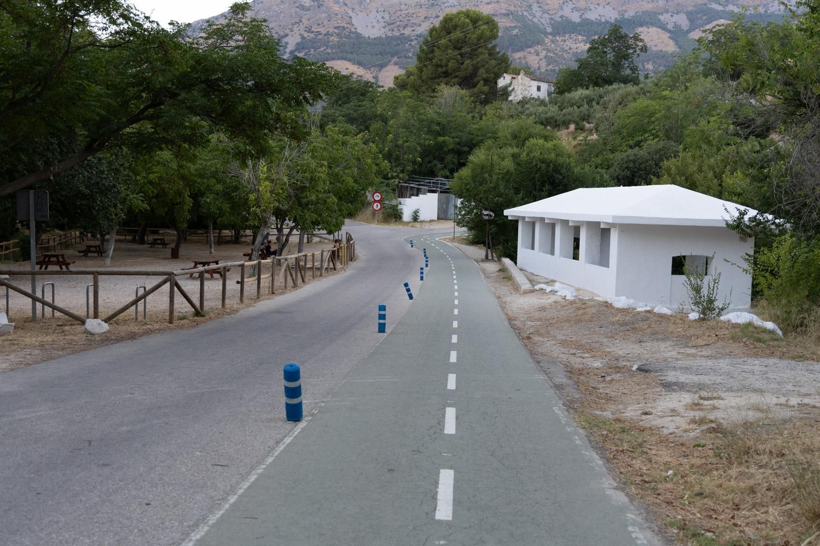 El camino está lleno de esculturas y poesías para amenizar el trayecto.