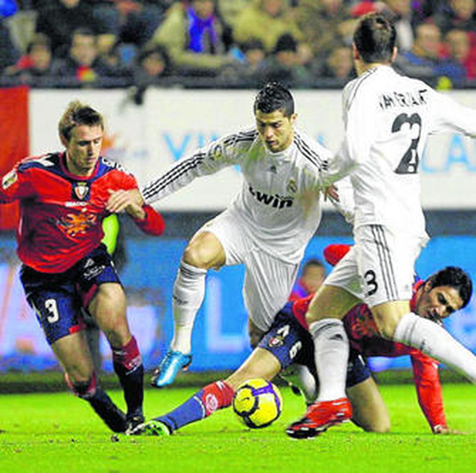 Monreal y Nekounam tratan de frenar la avanzadilla de Cristiano Ronaldo, que es acompañado por Van der Vaart.