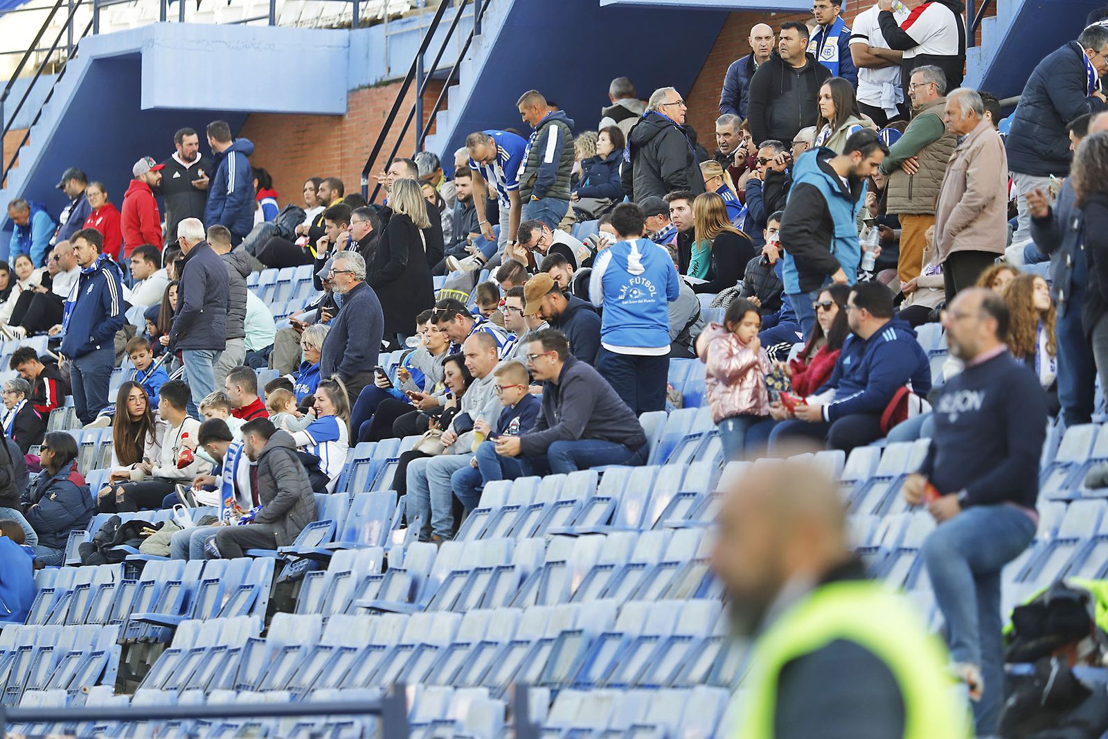 Imágenes del ambiente en el encuentro entre el Recreativo de Huelva y el Real Murcia