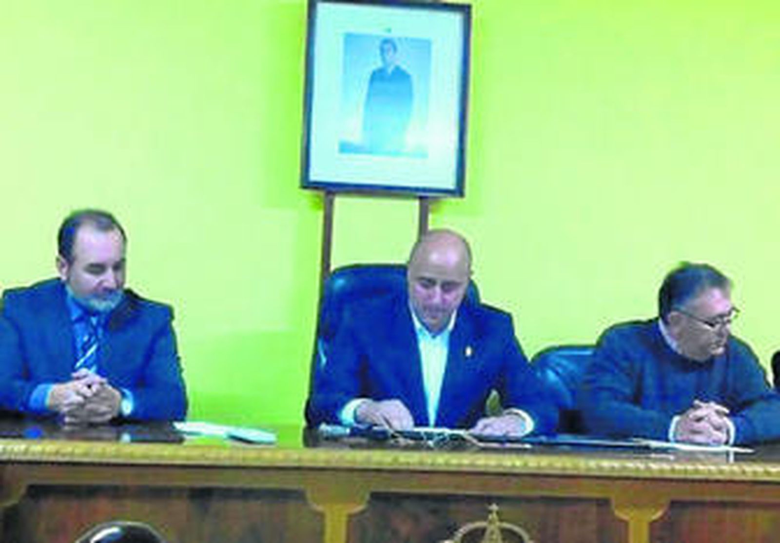 Antonio Oliva, en el centro, durante su discurso de investidura ayer.