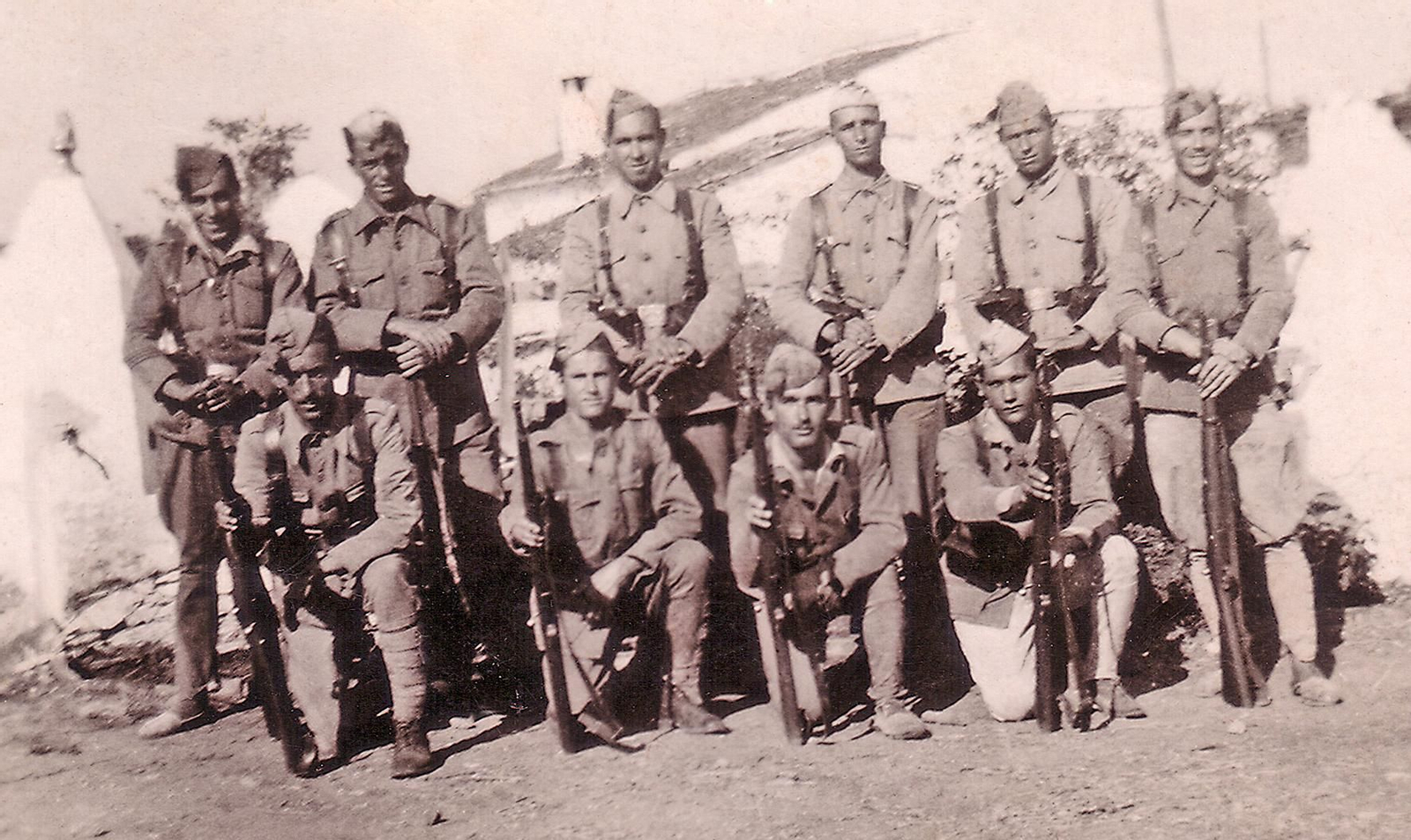 Soldados del Regimiento de Infantería nº 72 destacados en Gibraleón, el 23 de julio de 1943. (Col. Cristóbal Banda).