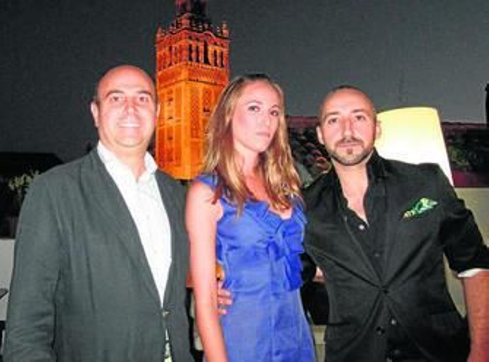 Moda sevillana en un desfile junto a la Giralda