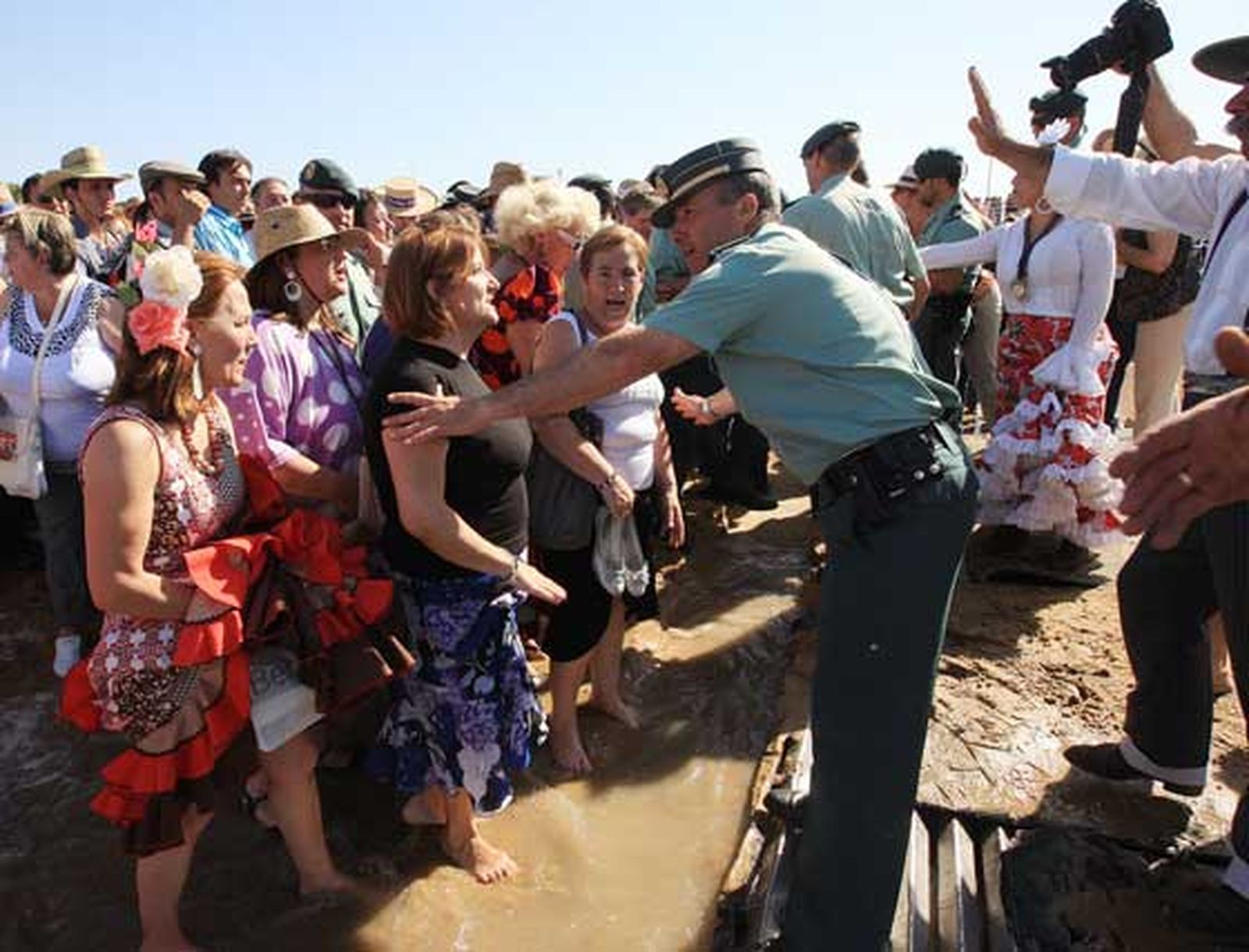 Un agente de la Guardia Civil discutiendo con romeros jerezanos ayer en Bajo de Guía.

Foto: Juan Carlos Toro