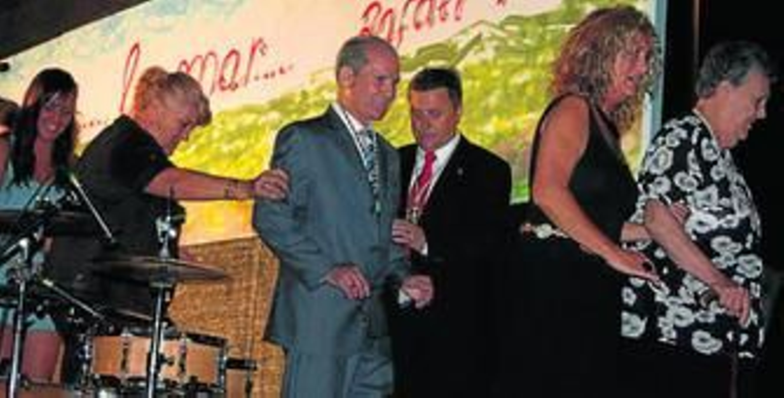 Francisco Cazorla es ayudado por el presidente de la Hermandad, Manuel Ferrera, y su familia.