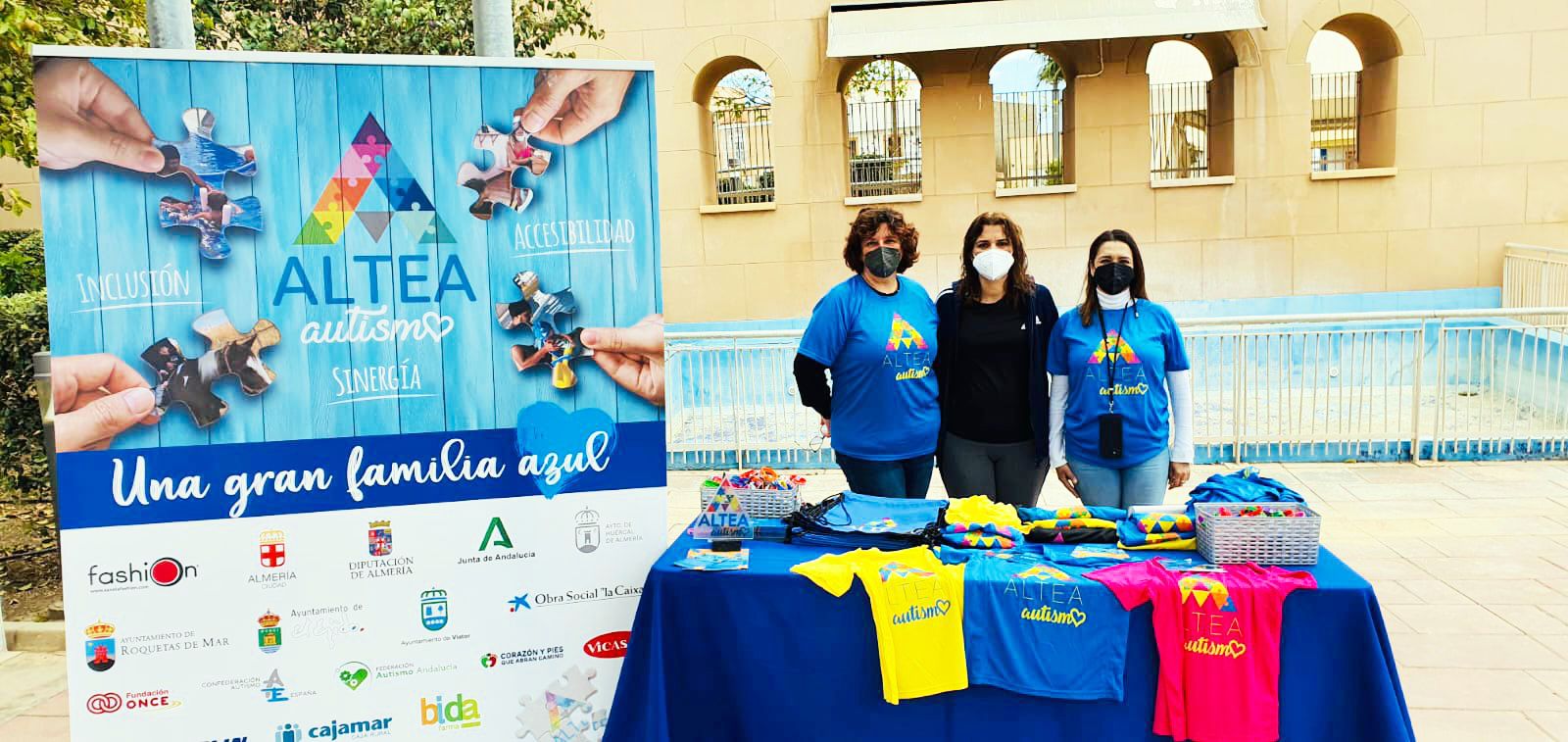 Visita de la alcaldesa al stand de la asociación Altea.