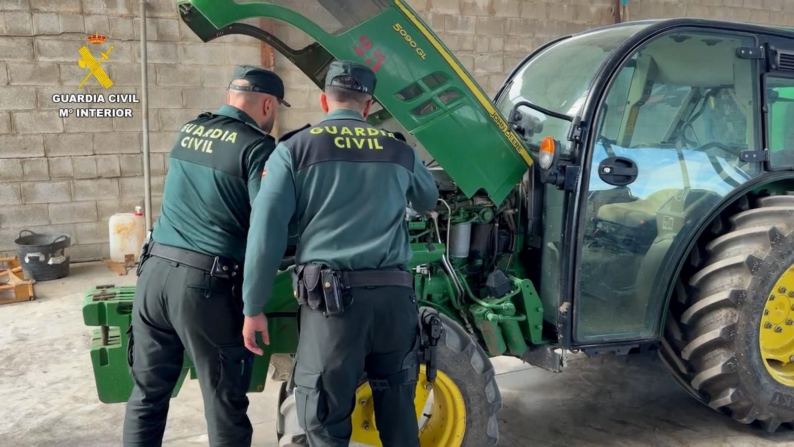 La Guardia Civil, revisando el tractor.