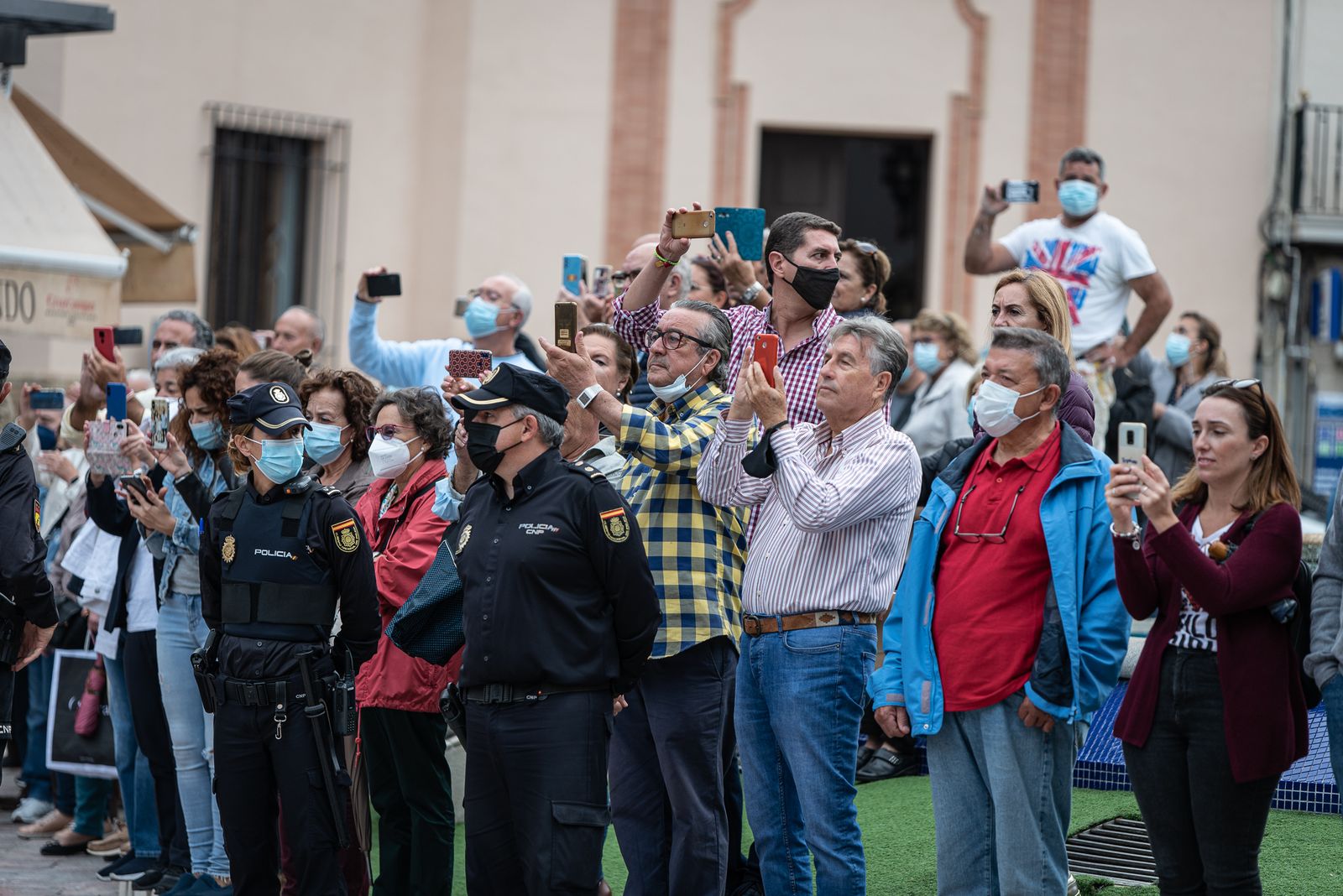 Imágenes del desfile de la Guardia Real por el centro de Huelva