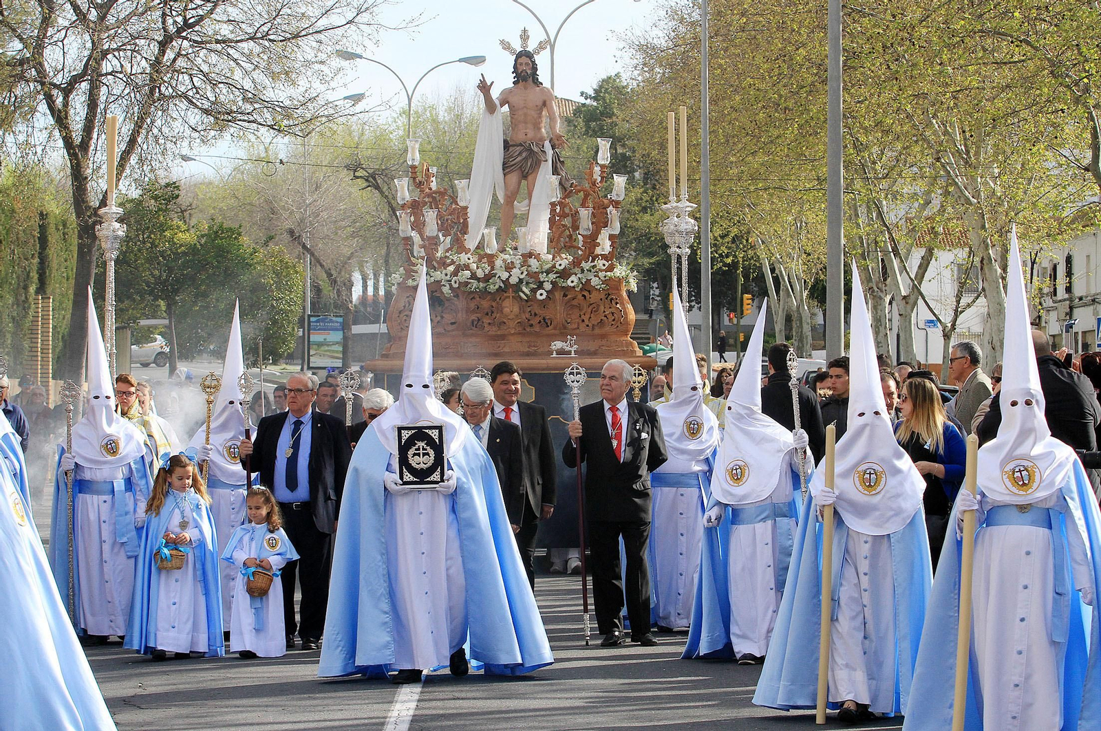 La cofradía en su salida procesional del Domingo de Resurrección.