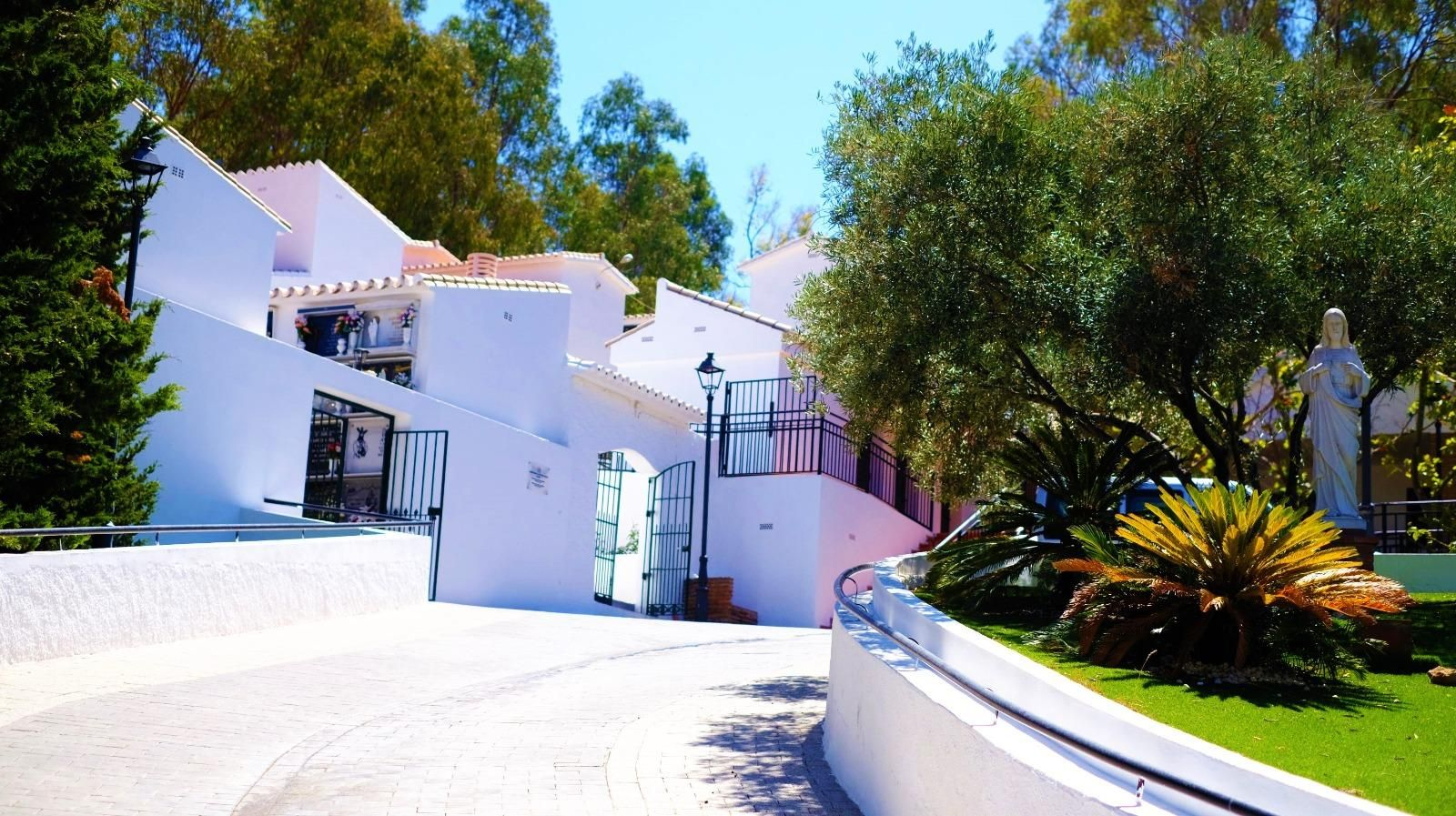 Cementerio de La Cala del Moral Cementerio de La Cala del Moral