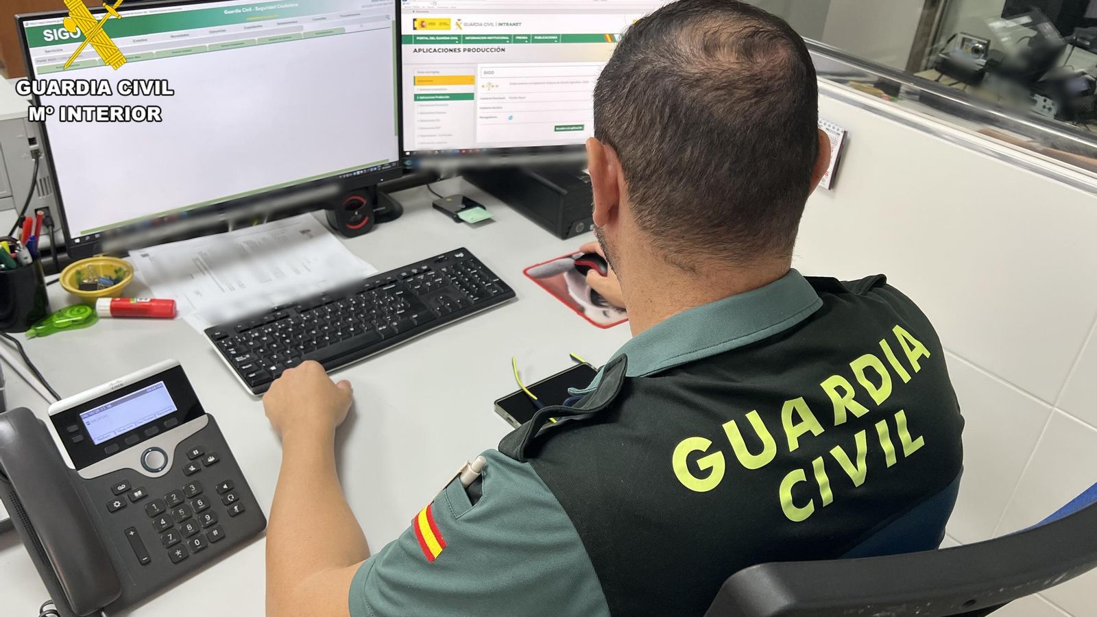 Uno de los agentes de la investigación de la Guardia Civil