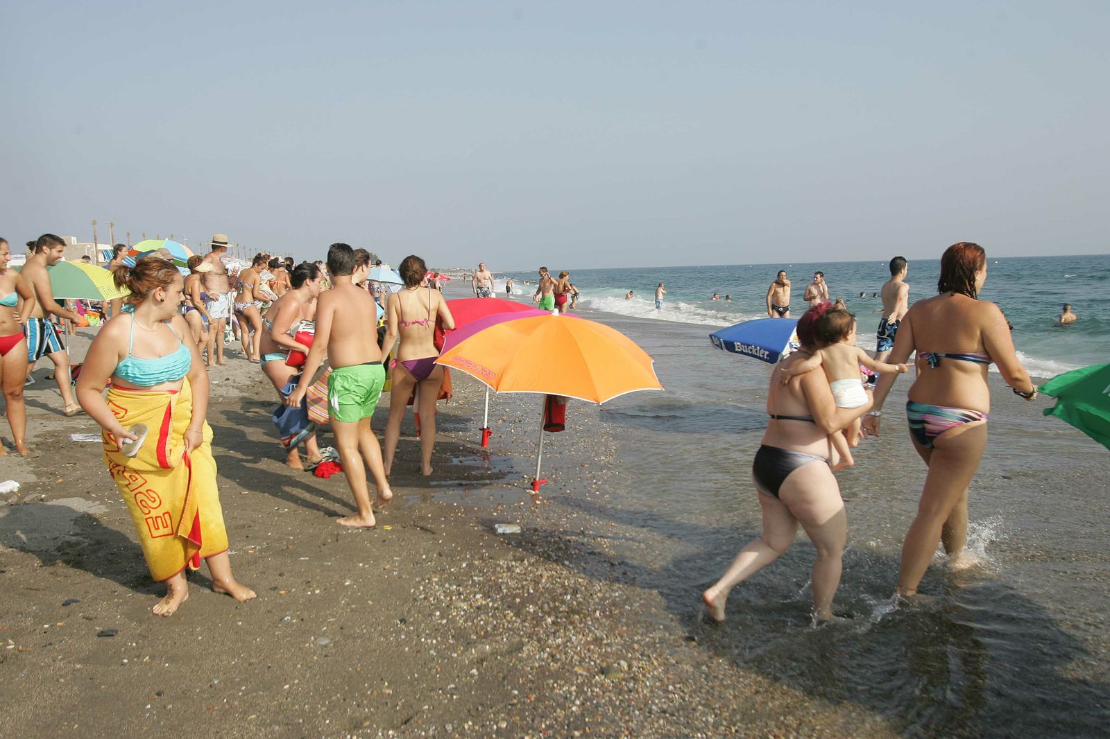 La 'ola del Melillero' a veces moja y otras obliga a moverse.