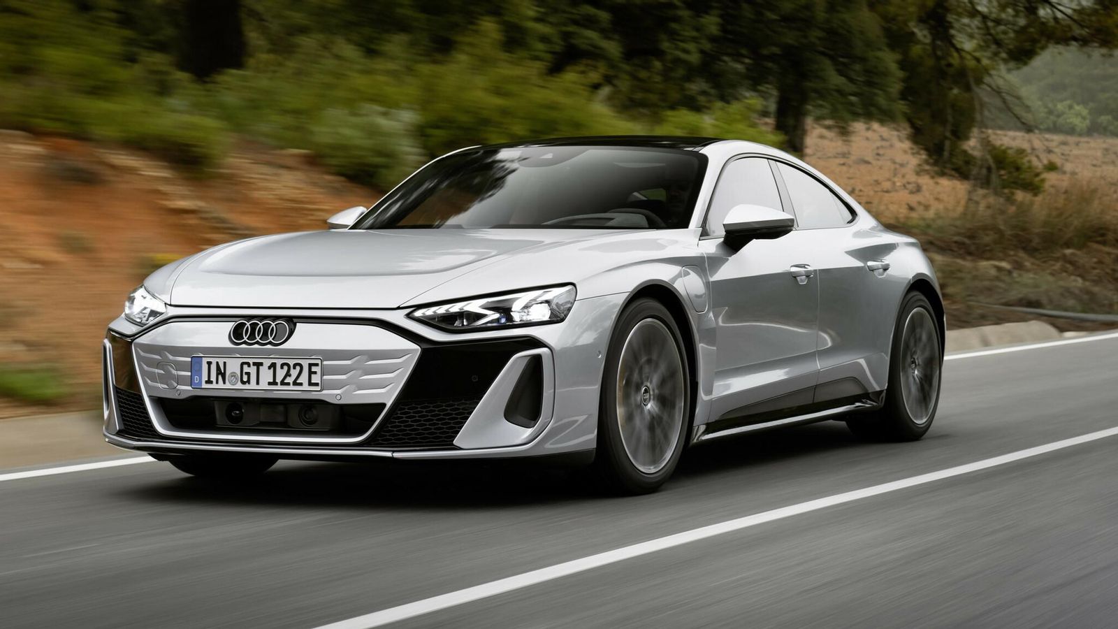 El Audi S e-tron GT es, ahora, la versión de arranque de la gama de esta berlina. Con 564 CV (415 kW), reemplaza a la e-tron GT 60 Quattro de 476 CV (350 kW). El Audi S e-tron GT es, ahora, la versión de arranque de la gama de esta berlina. Con 564 CV (415 kW), reemplaza a la e-tron GT 60 Quattro de 476 CV (350 kW).