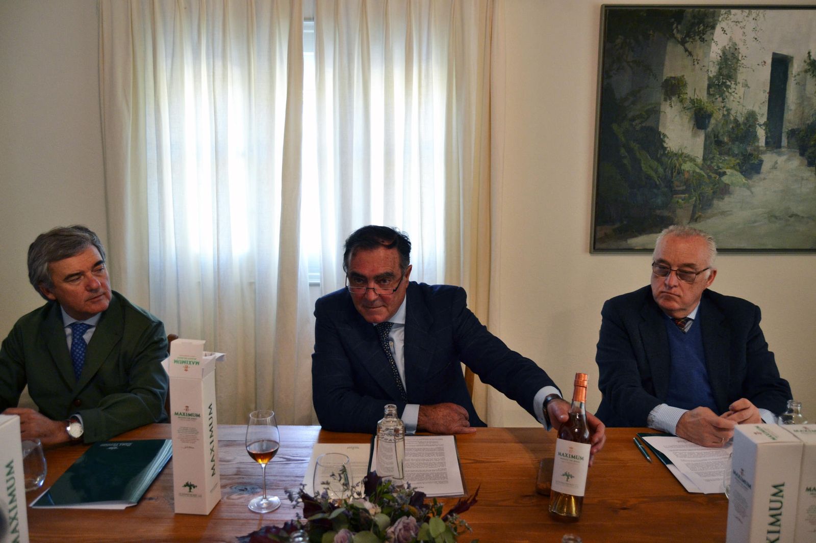 Arriba, José Ramón Estévez en la presentación ayer de 'Maximum' junto al vicepresidente y el enólogo de la bodega.