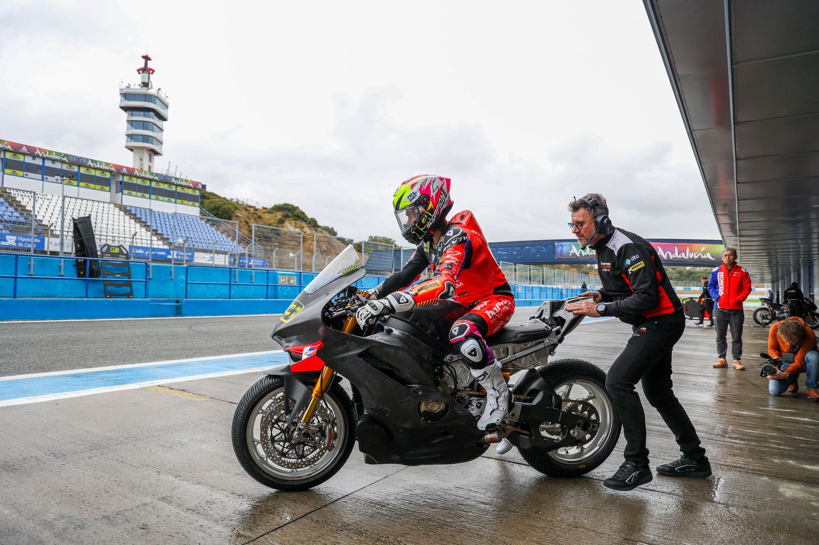 El piloto español Álvaro Bautista, saliendo de boxes.