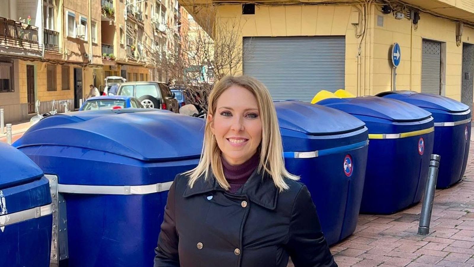 La socialista Gádor Domínguez junto a los contenedores de la Avenida de La Habana y Jacinto Benavente