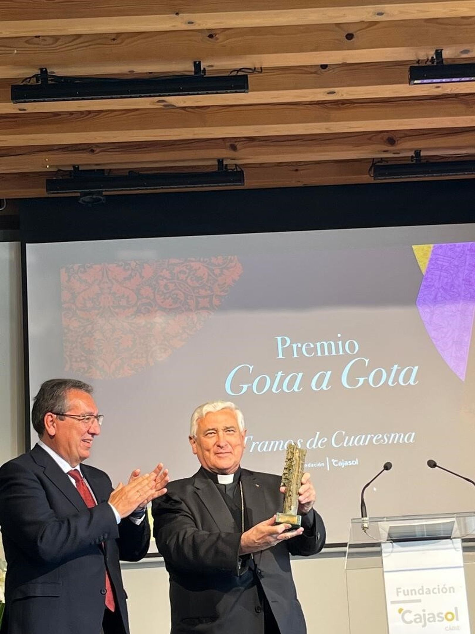 El presidente de la Fundación Cajasol, Antonio Pulido, con el obispo de Cádiz ,Rafael Zornoza, tras recibir el premio.