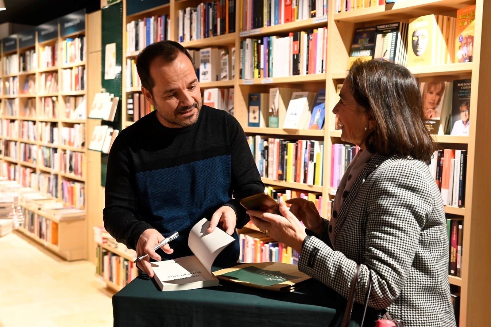 La firma de libros de Ángel Martín en Córdoba, en imágenes