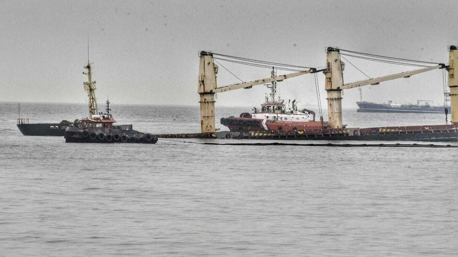 Embarcaciones de Salvamento Marítimo alrededor del OS 35.