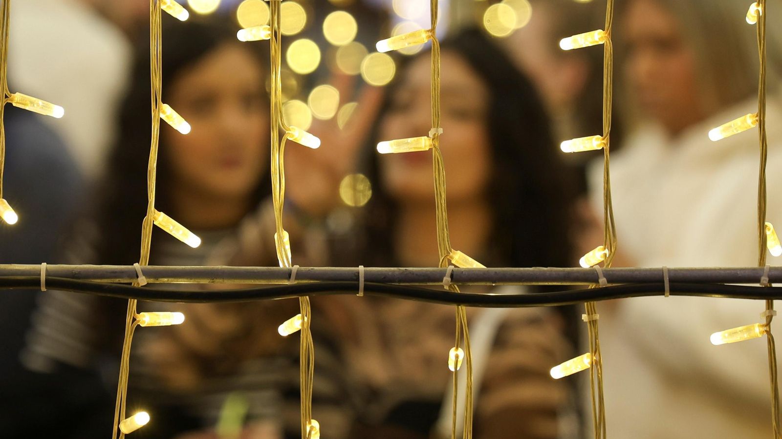 Miles de personas se congregaron para ver el encendido.