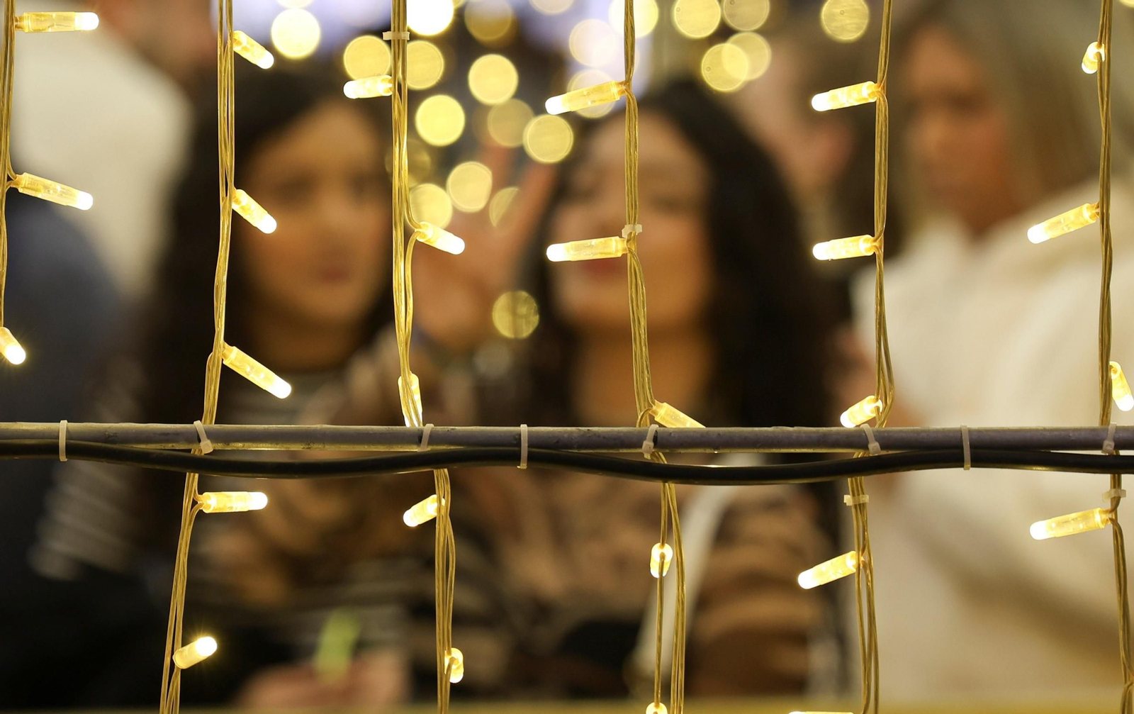 Miles de personas se congregaron para ver el encendido.