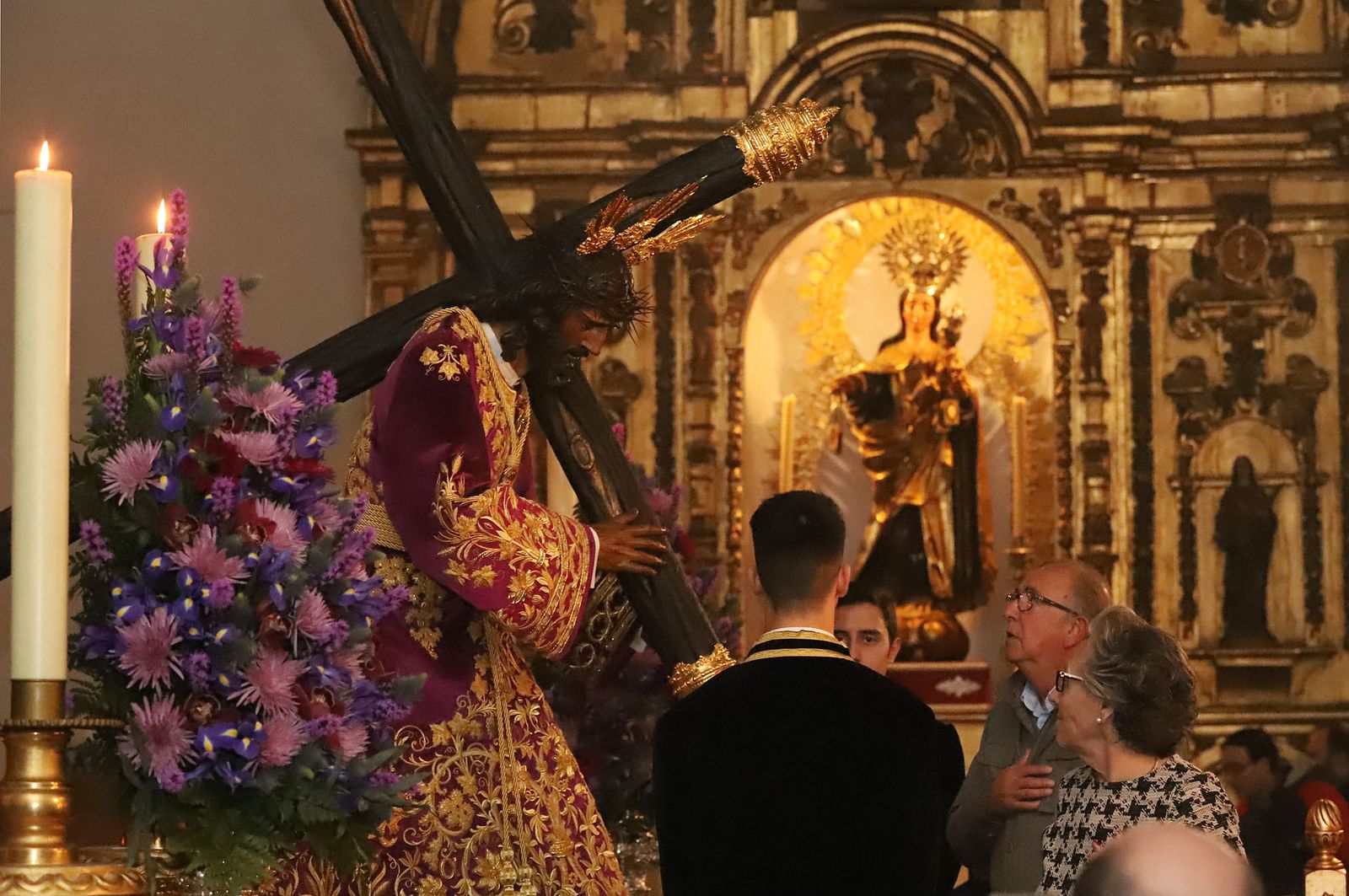 Imágenes de la bendición la la nueva túnica del Señor de Pasión y posterior besamanos