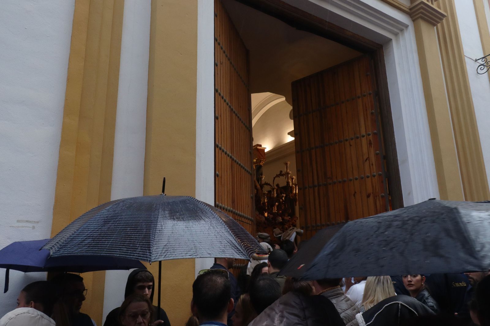 Las mejores imágenes del Martes Santo en Huelva: La Hermandad de La Sentencia