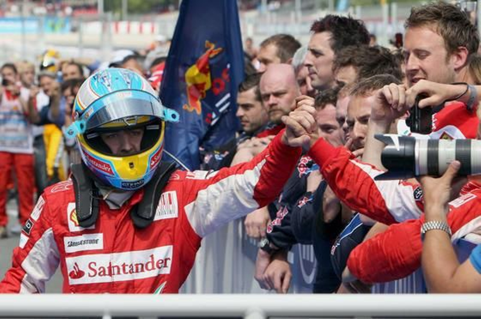 Fernando Alonso queda segundo en un Gran Premio dominado de principio a fin por el piloto de Red Bull Mark Webber. / EFE