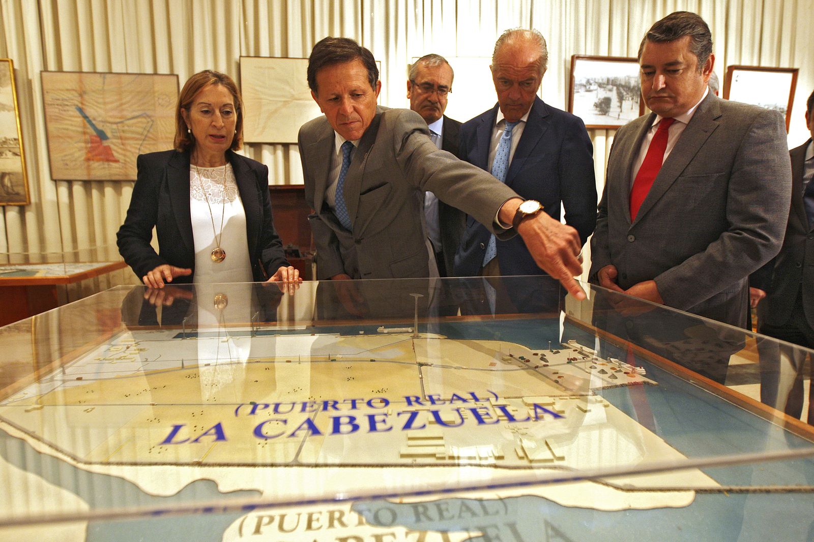 La ex ministra de Fomento, Ana Pastor, con el presidente de la Autoridad Portuaria de la Bahía, José Luis Blanco, el día que se firmó el convenio para el tren.