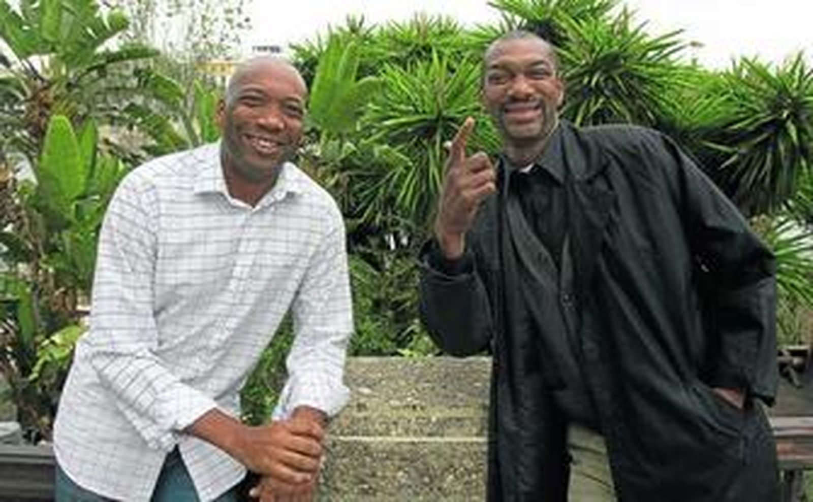 Mike Smith y Ray Smith posan sonrientes antes del encuentro en una plaza sevillana.