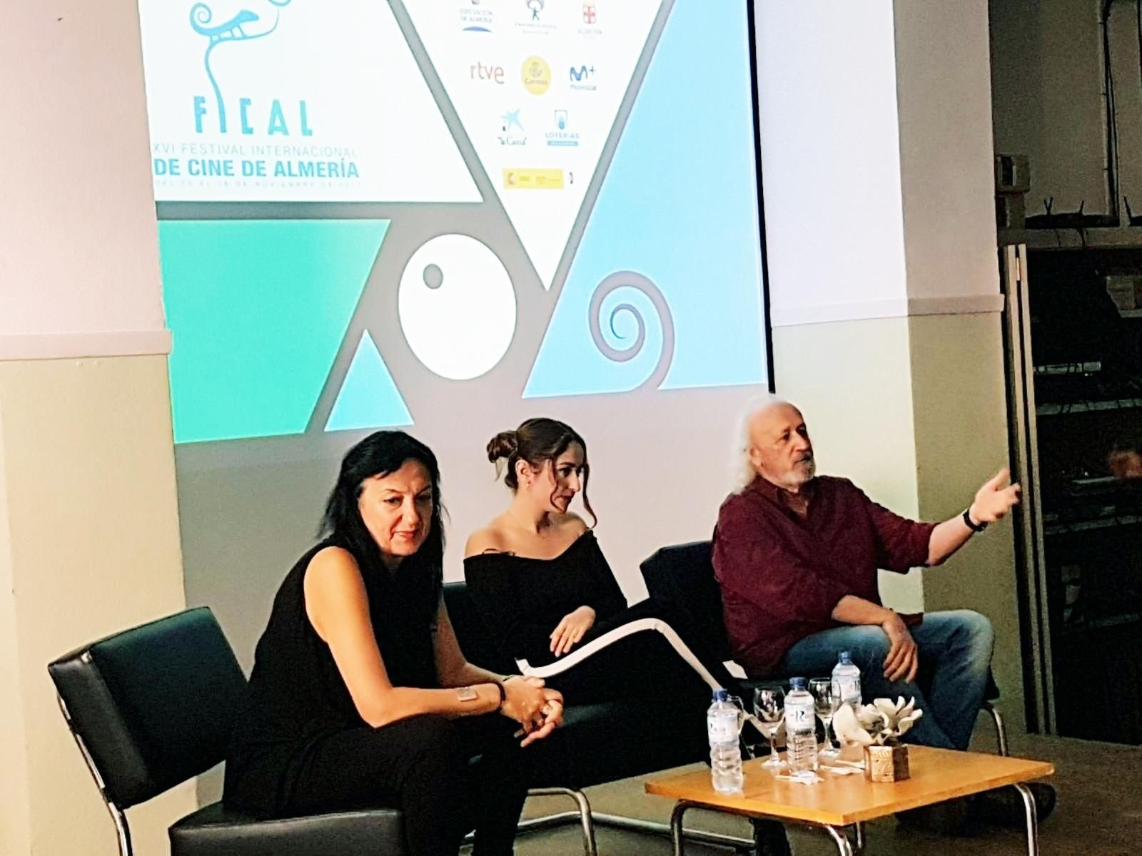 El cineasta navarro durante su participación ante los alumnos en el IES Albaida.