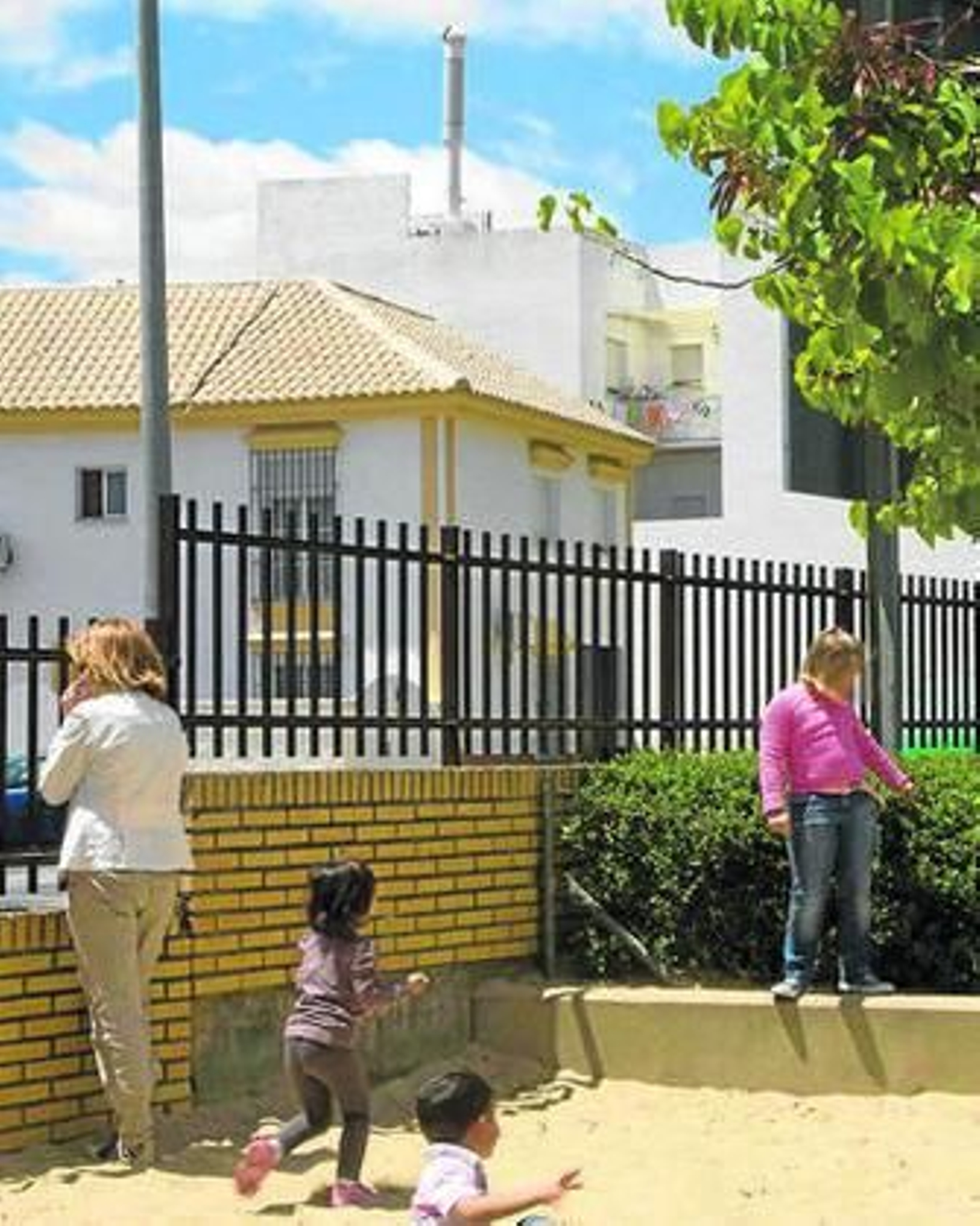 En la parte superior, la antena camuflada, próxima al colegio.