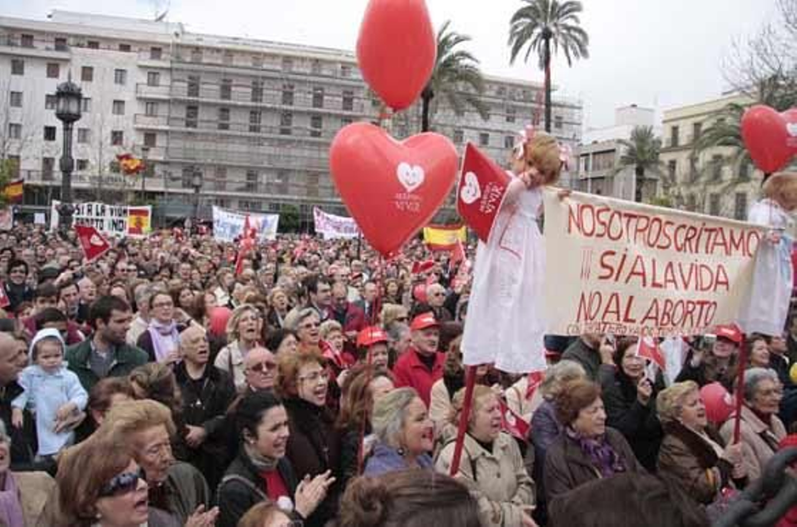 Unas 15.000 personas, según cifras oficiales, se congregaron en la Plaza Nueva para protestar contra el aborto. 

Foto: Victoria Hidalgo