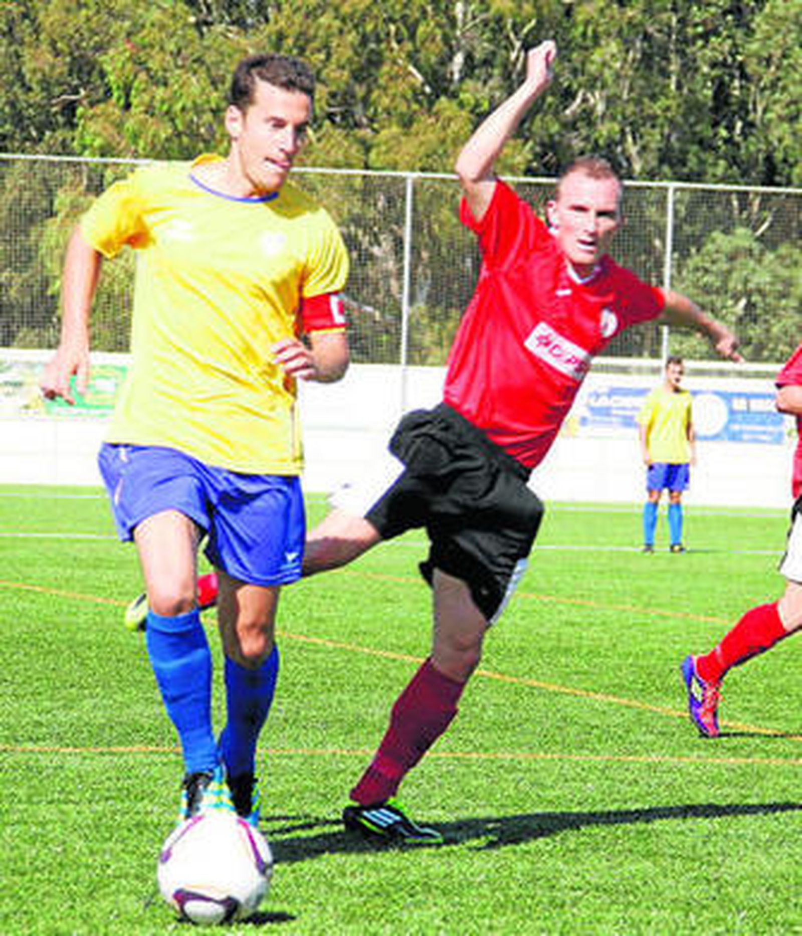 El conileño Narváez conduce el esférico durante el encuentro.