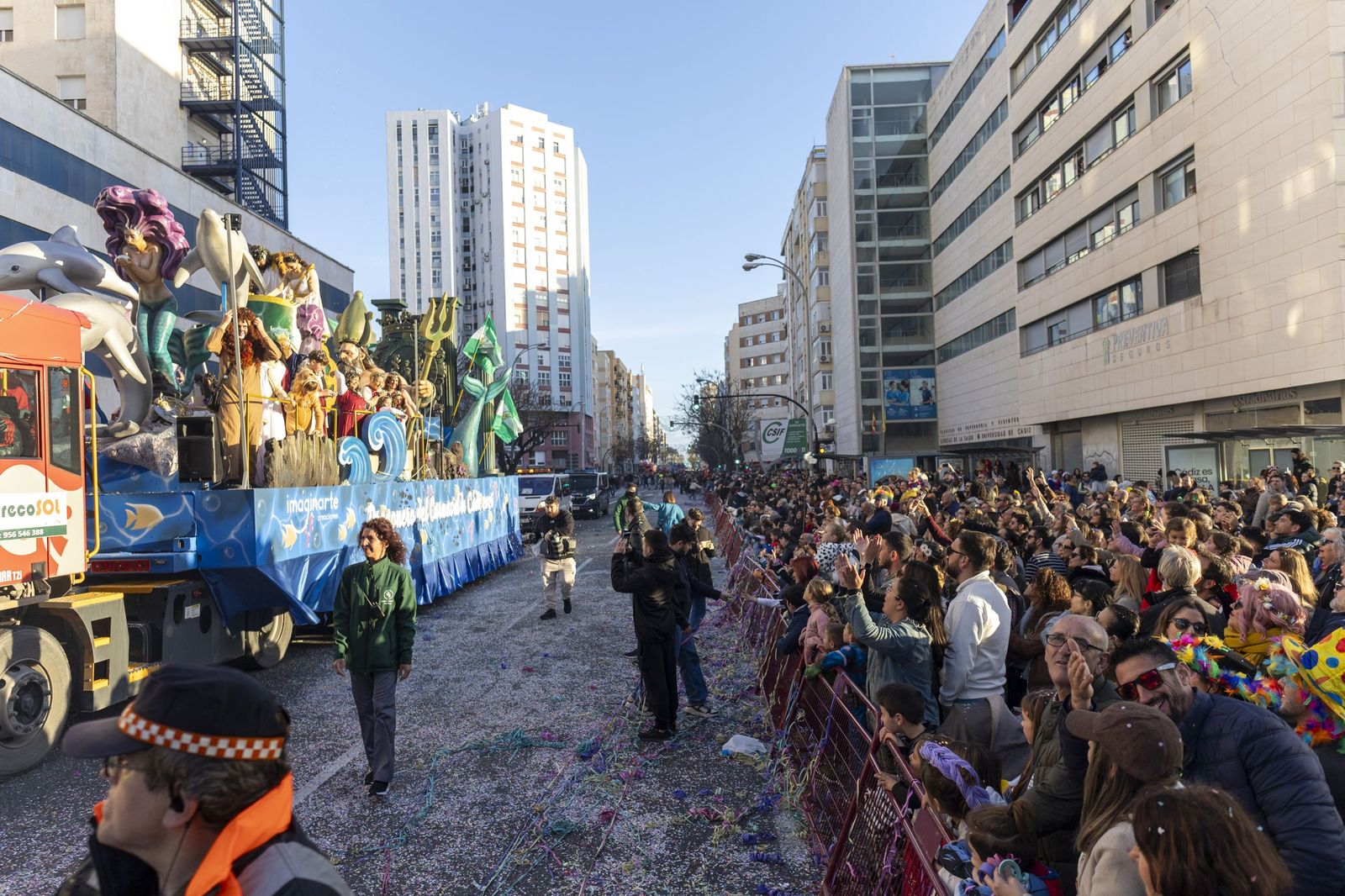 Las mejores imágenes de la Cabalgata del Carnaval de Cádiz 2026