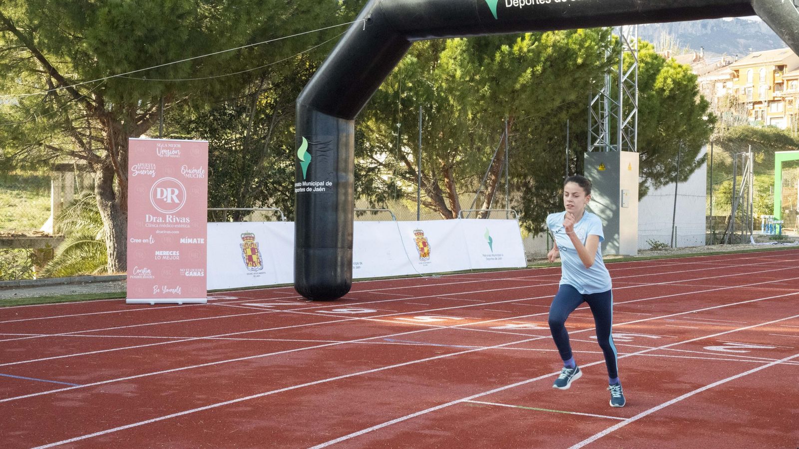 Momentos de un entrenamiento de Jimena en la pista de atletismo de La Salobreja
