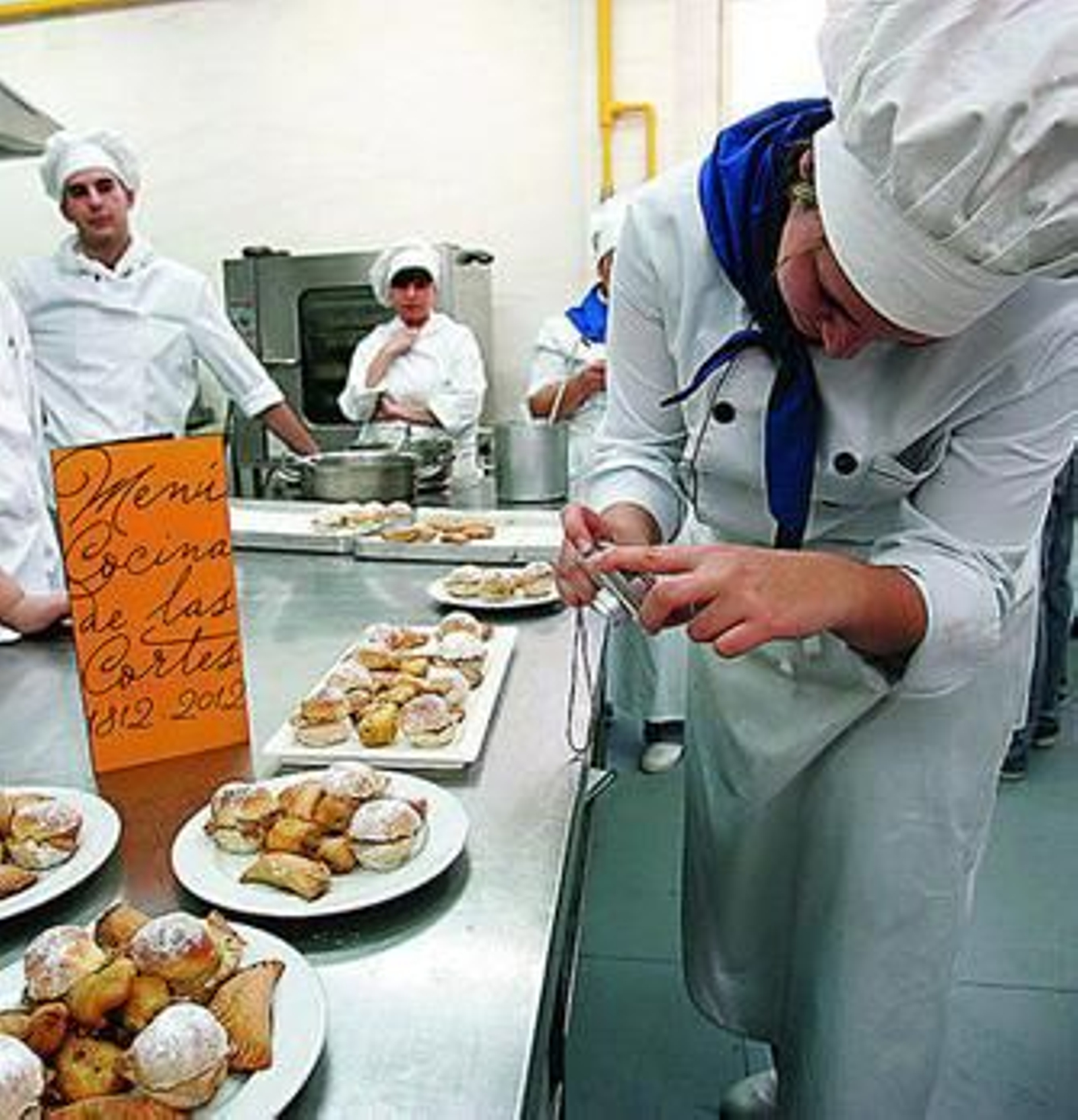 Los cocineros elaborando los aperitivos del almuerzo.