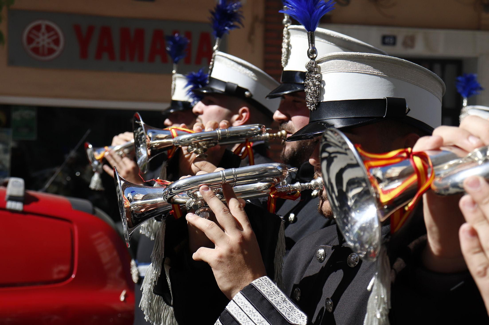 Imágenes del recorrido de la Hermandad de la Redención por las calles de Huelva