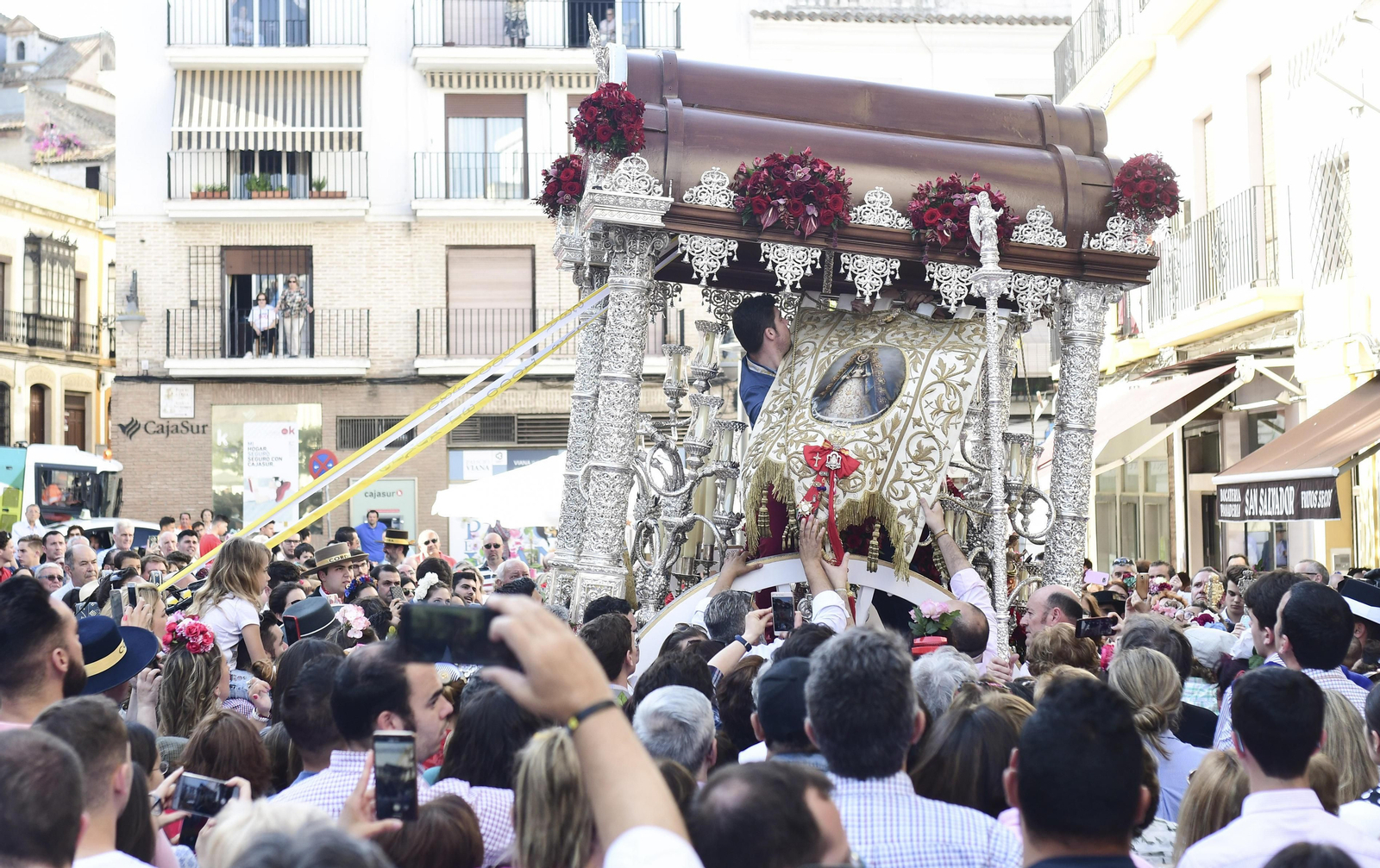 Un momento de la salida de la hermandad de la Virgen del Rocío, ayer en San Pablo.