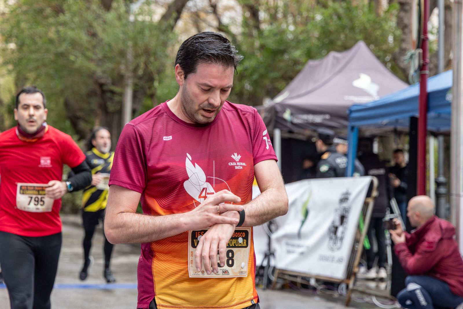 En imágenes: la lluvia no frena a más de un millar de corredores en la V Carrera Popular del IES San Juan Bosco (2)