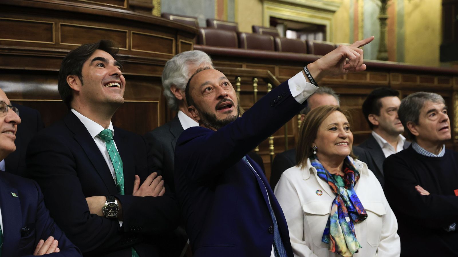 El presidente del Betis, Ángel Haro, escucha las explicaciones del vicepresidente del Congreso, Alfonso Rodríguez Gómez de Celis.
