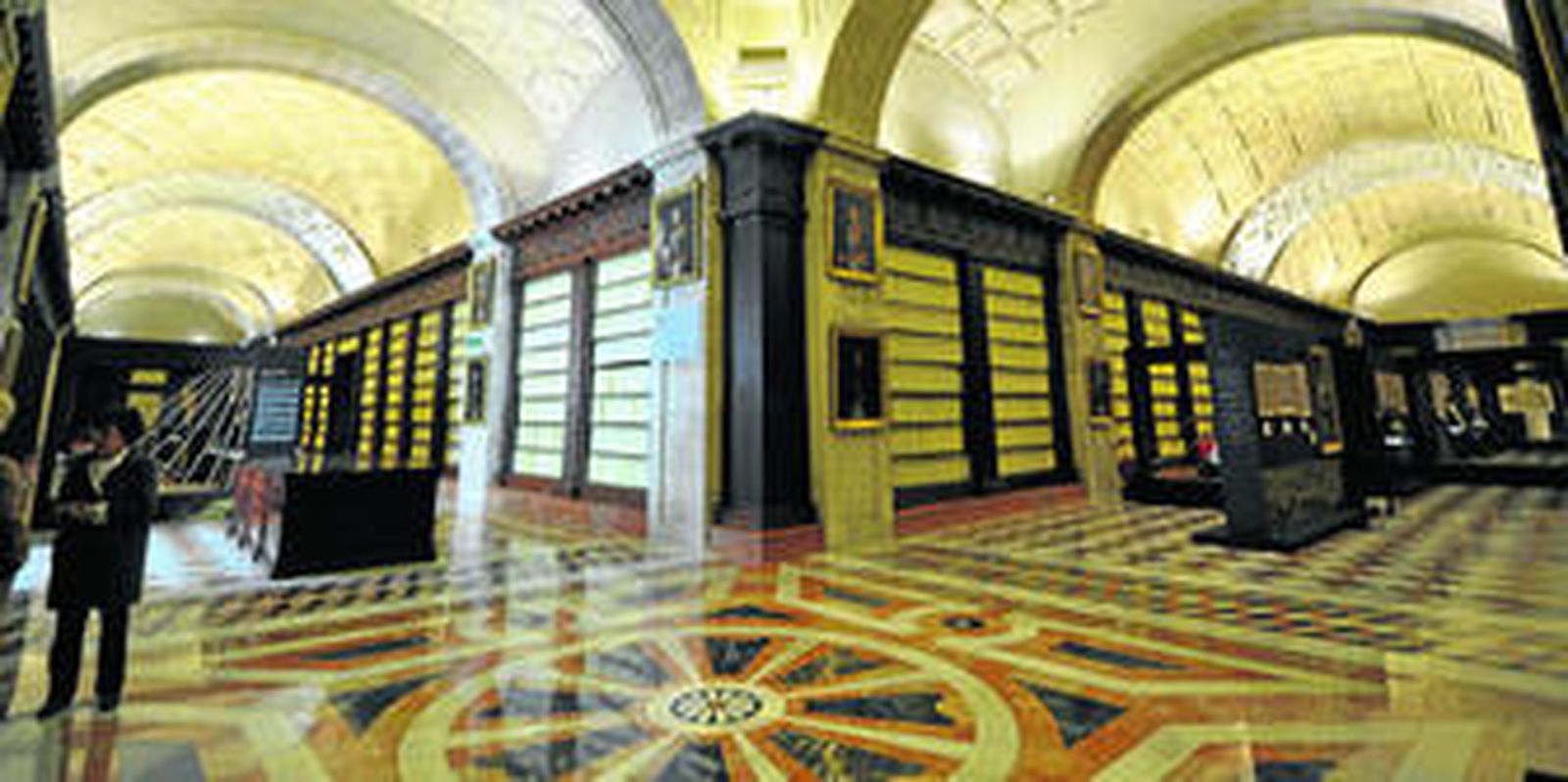 Una imagen del Archivo General de Indias, en Sevilla, y abajo, retrato del explorador extremeño Vasco Núñez de Balboa.