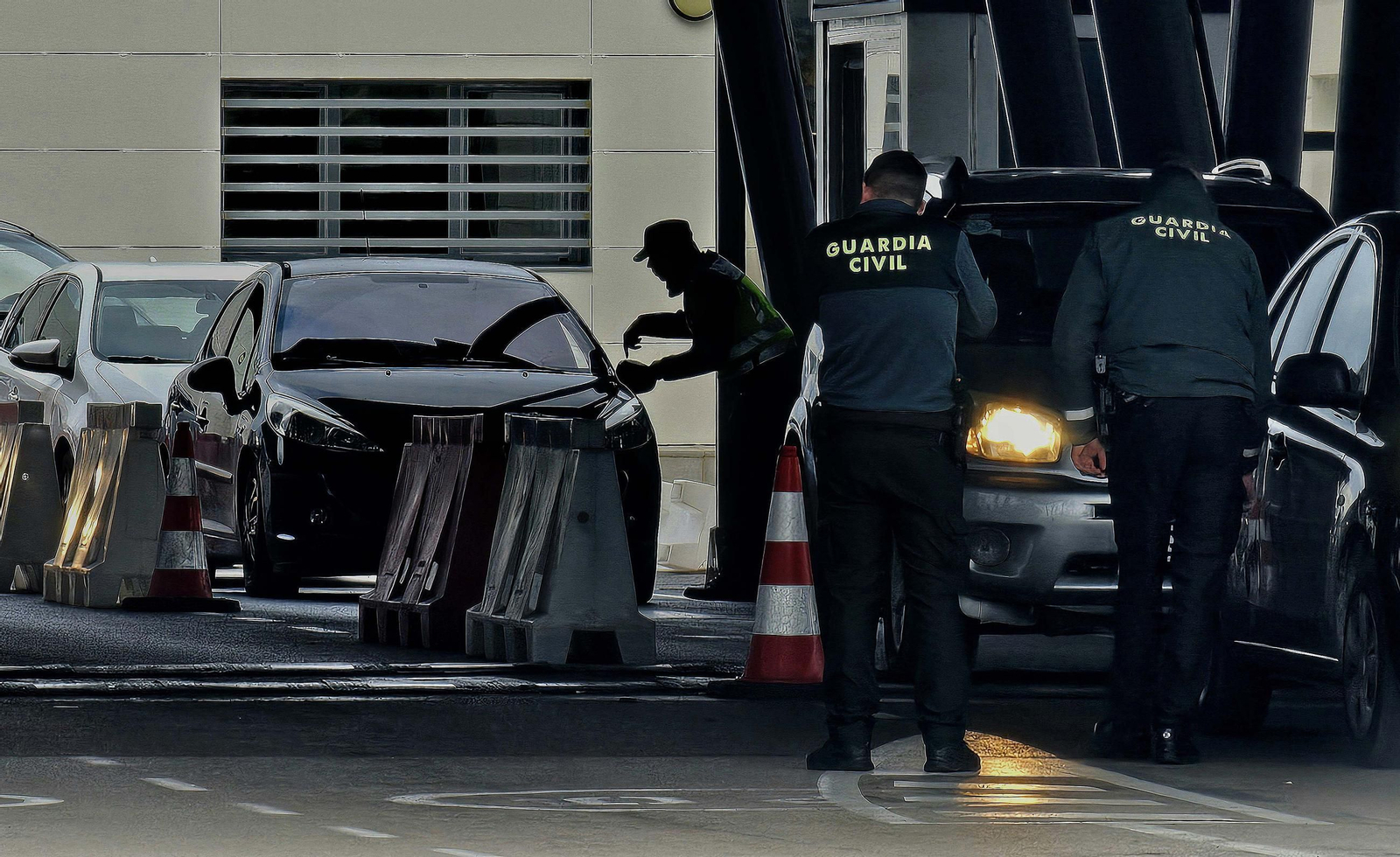 Fotos de las colas de vehículos originadas por el control y sellado de pasaportes en la Verja de Gibraltar