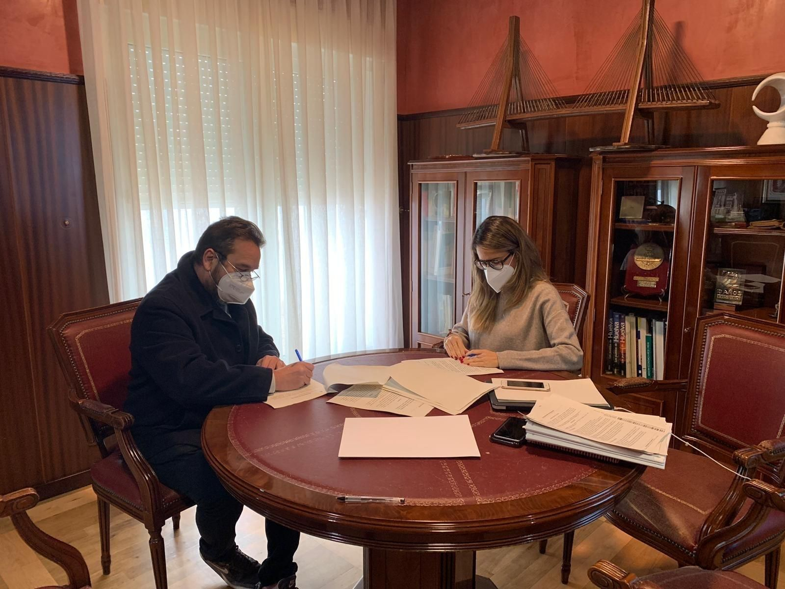 El instante de la firma del convenio de colaboración entre el Ayuntamiento de Ayamonte y Aspreato.